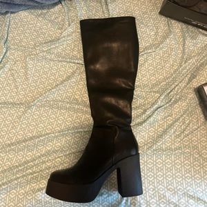 BLACK CHUNKY KNEE HIGH BOOTS  SLICK NICKS From LA MODA 
SIZE 9 
BRAND NEW